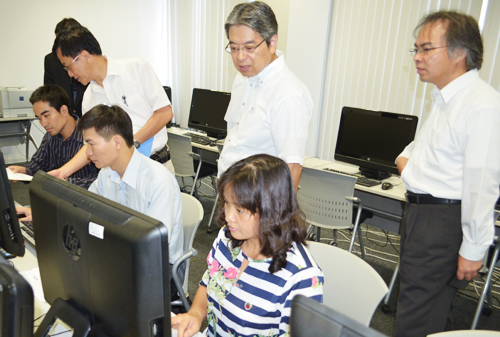 本学の教員によるデータベースシステムのインストールから運用管理までの研修を受けるベトナム研修員