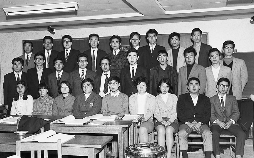 プログラミング講習会（中段左端・学院創立者 長谷川繁雄） 1960年代中頃