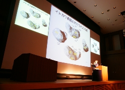 吉川博士は，スライドを使って分りやすく解説