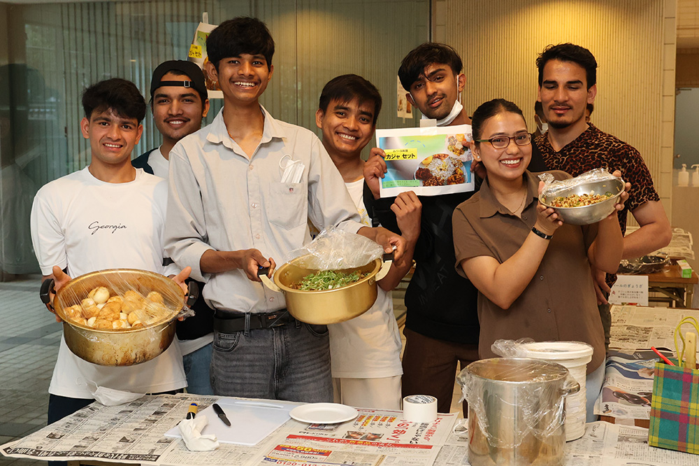 ネパールの留学生が模擬店でお国料理を提供（同，KCG京都駅前校エントランス）