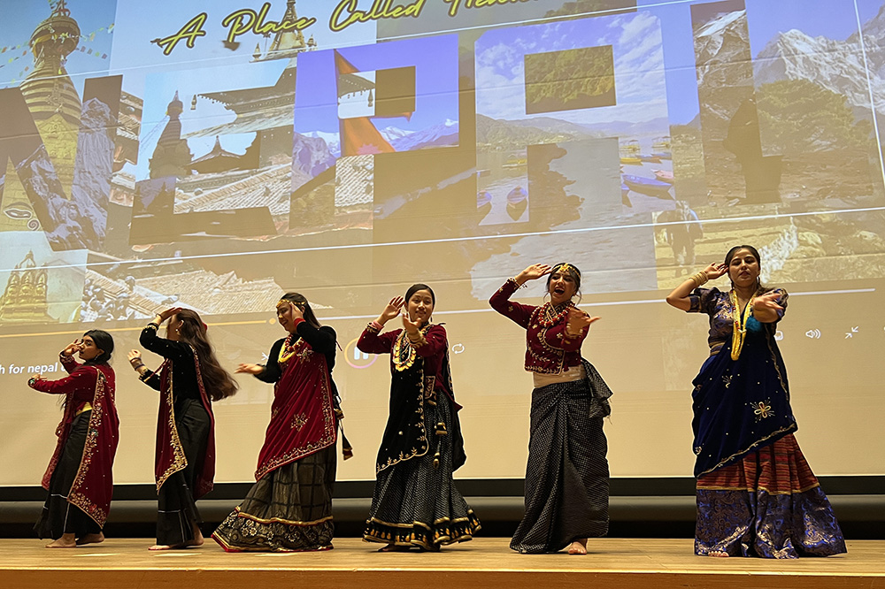 留学生出身国の文化等紹介イベントでは，民族衣装の学生らが歌や踊りを披露（2024年6月25日，KCG京都駅前校・KCGI京都駅前サテライト6階大ホール）