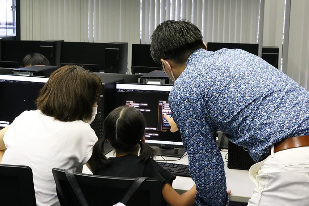 KCGサマーフェスタ2024の「はじめてのプログラミング講座」で児童らは自分だけのゲーム作りに熱中していました（2024年7月21日KCG京都駅前校・KCGI京都駅前サテライト）