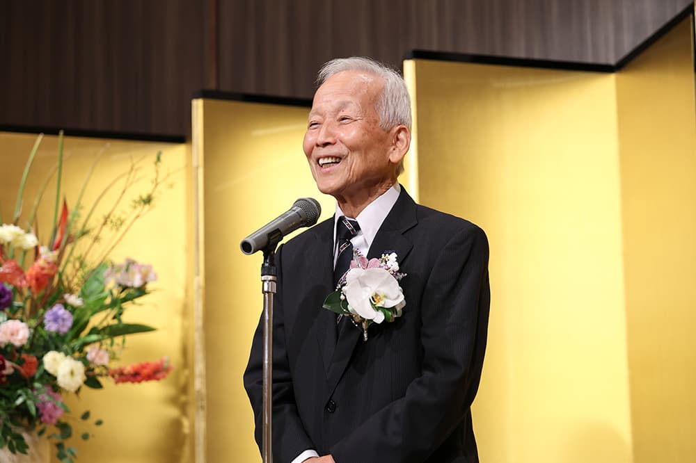 瑞宝中綬章受章祝賀会で謝辞を述べるKCGI名誉学長の茨木俊秀先生（2024年10月27日，リーガロイヤルホテル京都）