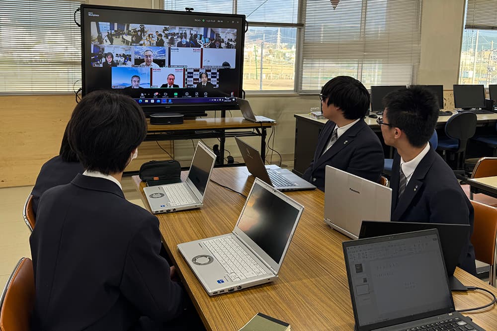 京都府立京都すばる高等学校と三重県立亀山高等学校，KCGの3校により遠隔講義システムを使って実施された実証授業。（2024年12月24日，京都すばる高等学校）