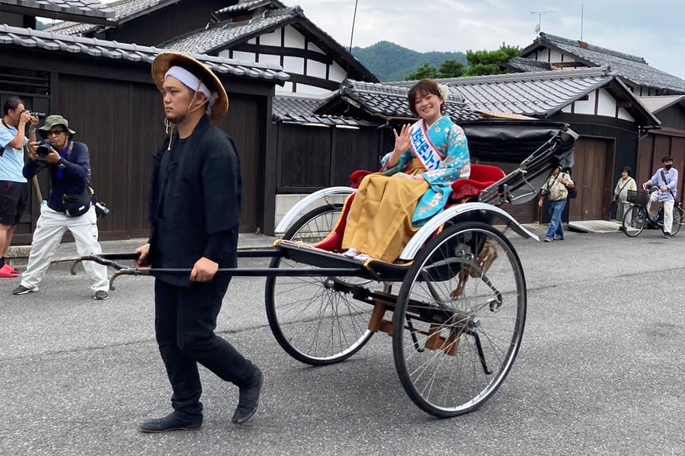 「ぶらっと五個荘まちあるき」では人力車に乗って笑顔を振りまきました