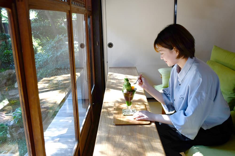 地元のカフェ「茶ろん　坪六」でモデル撮影。「とっても美味しいパフェ，東近江市に来たらぜひ足を運んでください」